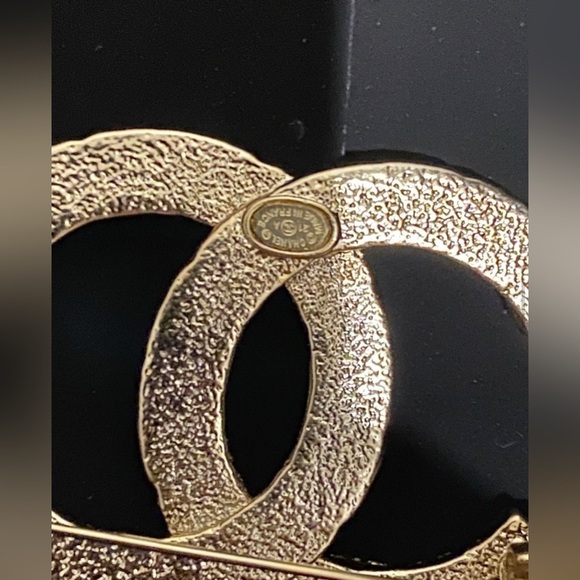 Gorgeous Chanel cruise 2019 gold textured CC brooch - Picture 4 of 4